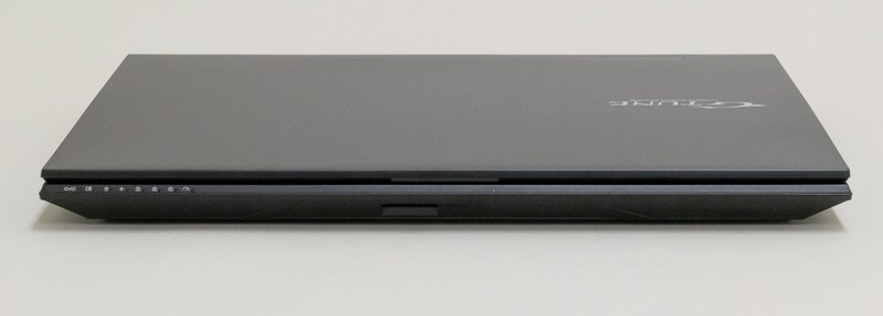 筐体正面にはアクセスランプなどのインジケータLEDのほか、中央にUHS-II対応のSDカードリーダを配置