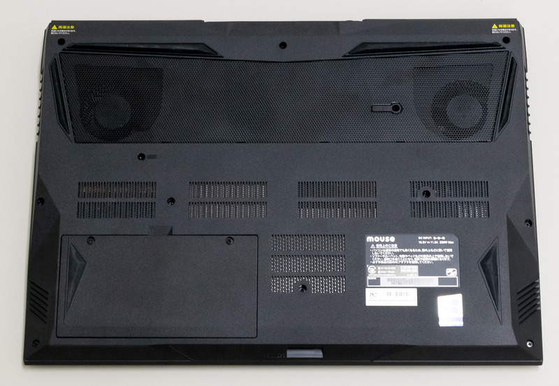 底面。バッテリは手前側に配置されているが、筐体にネジで固定されている。容量は62Wh(＝約5,500mAh)と小さいため、バッテリ駆動時間も公称5.6時間と短めだ