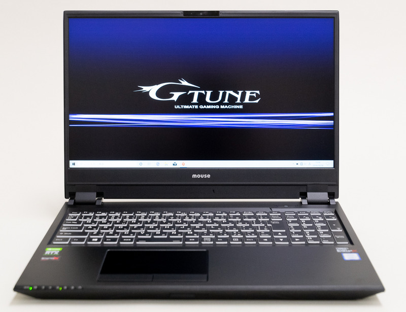 ディスプレイはフルHDのIGZO液晶。発色や視野角はIPS液晶相当といったところ