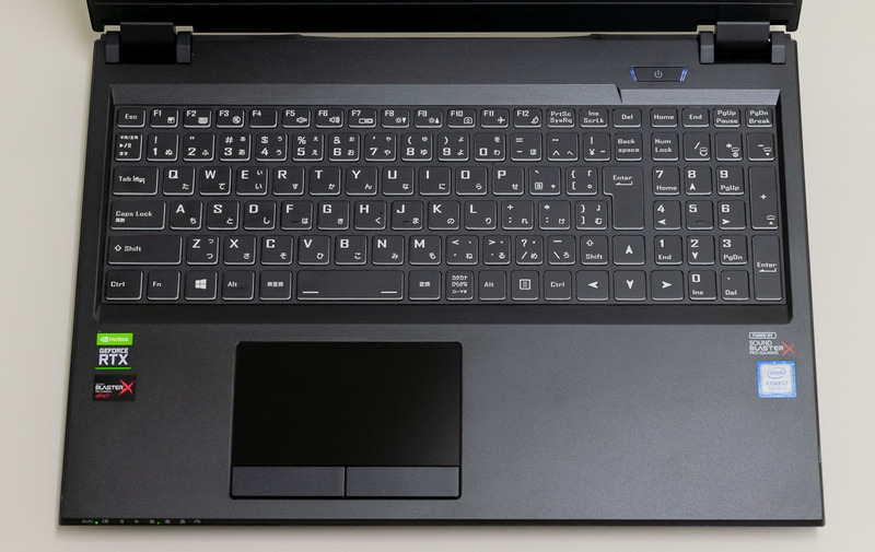 キーボード全体。レイアウト自体はオーソドックスなものだが、右Shiftキー等が理不尽にほかのキーと合体しておらず、全部独立している点は◎。ゲーミングノートでありがちなファンの強制回転ボタン等は搭載されていないが、自動回転制御で十分機能している