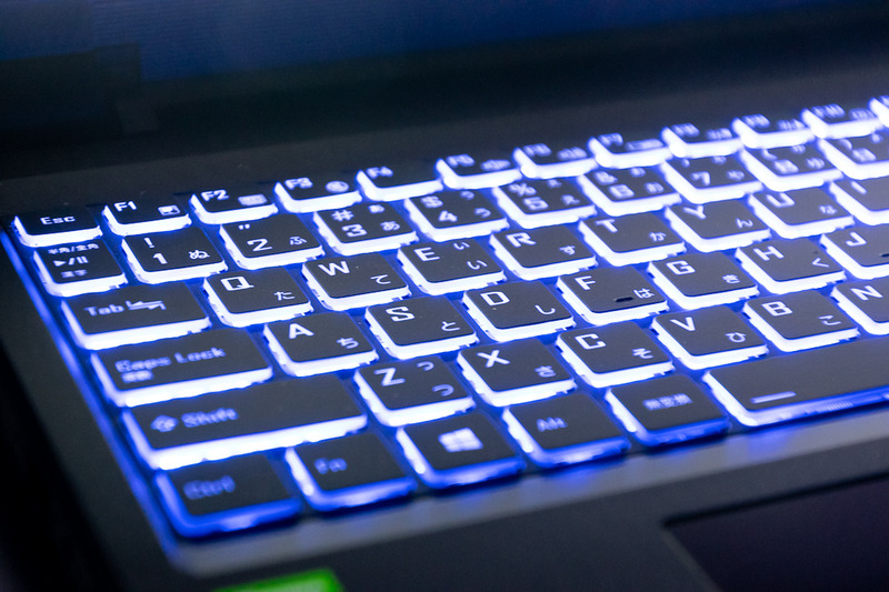 キーバックライトはキーキャップの側面から光が漏れ出るタイプ