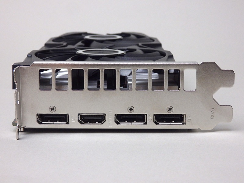 ディスプレイ出力はDisplayPort×3、HDMI×1