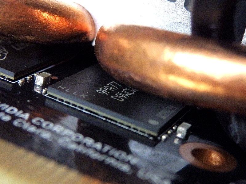 メモリはMicronの「MT61K256M32JE-14」。データレートは14Gbpsだ。