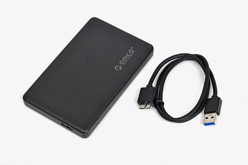 数量限定でORICOの外付けケース「2577U3-BK」が付属する