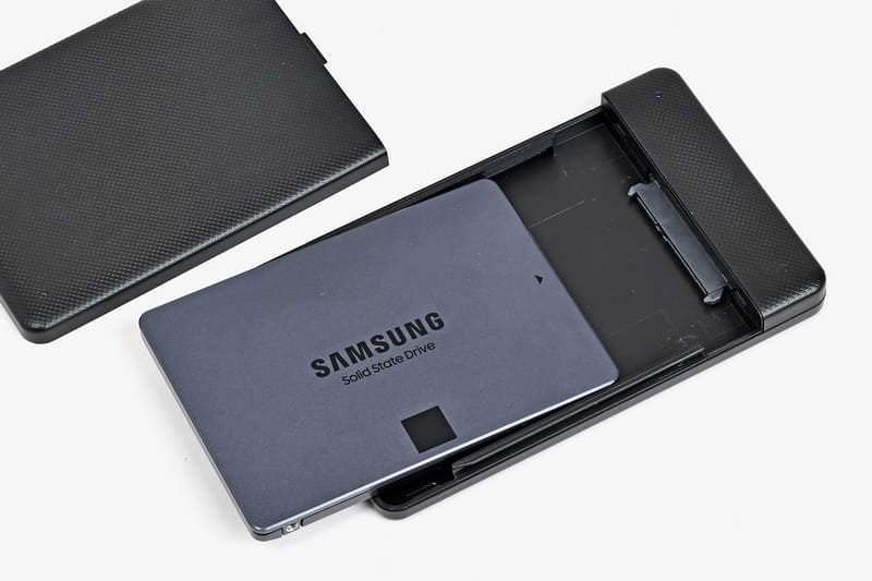 2.SSDのコネクタとケース側にコネクタを合わせて挿し込む