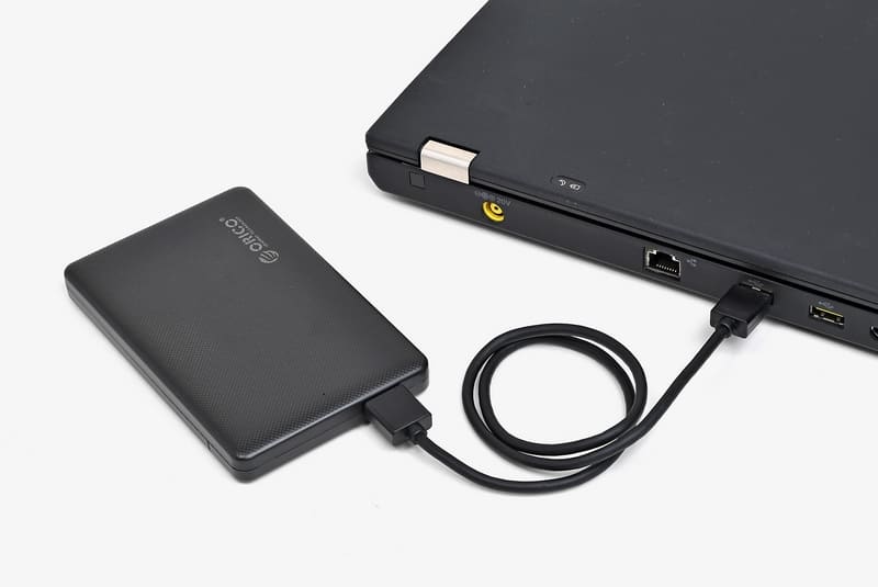 4.外付けケースに付属のUSBケーブルを取り付け、ノートPC背面にあるUSB 3.0ポートに挿し込む