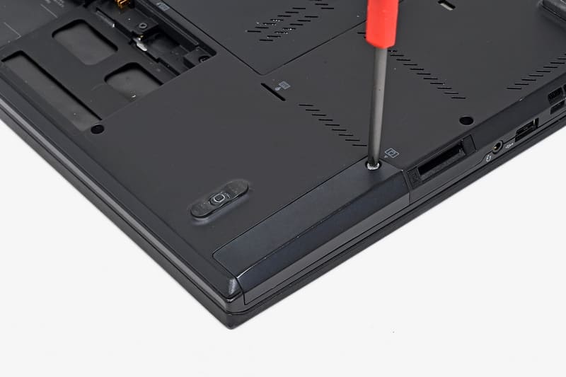 7.続いてHDDを取り出す。ThinkPad T420sは左側面の背面にあるネジを外すことでアクセスが可能だ