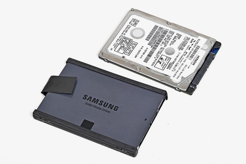 10.今度はそのトレイにSSDを固定し、両側面のゴムを戻す。SSDの裏表とコネクタの向きを間違えないように注意しよう
