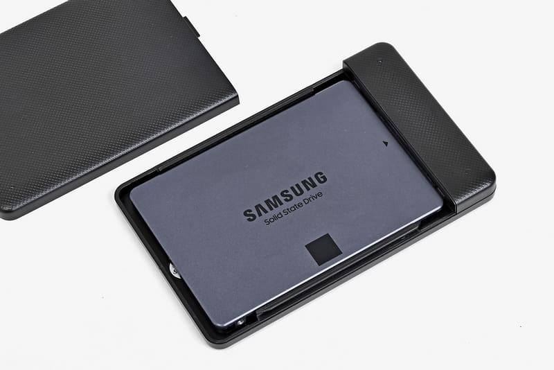 1.外付けケースにSSDを組み込む。ここはノートPCと同じなので割愛する