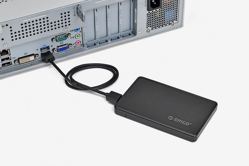 2.本体背面にあるUSB 3.0ポートに外付けケースを接続する