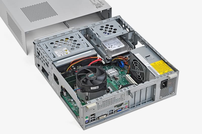 4.背面にあるカバーのストッパーを外し、側面に空気孔のある側を上にして前面側に引く。これでカバーが外せる