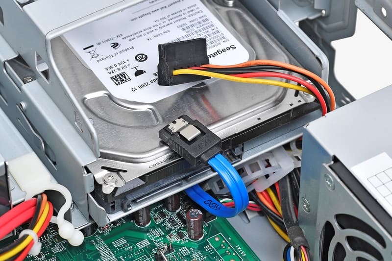 5.3.5インチHDDのSATAケーブルと電源ケーブルを抜く