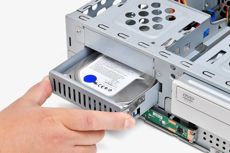 6.HDDはトレイに固定されている。トレイは前面側から、ストッパーを指でつまみ、前方に引くと取り出せる