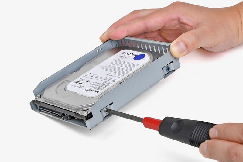 7.トレイの両側面ある合計4カ所のネジを外し、HDDをトレイから取り除く