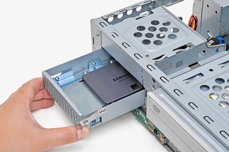 10.SSDと取り付けたトレイを本体に戻す