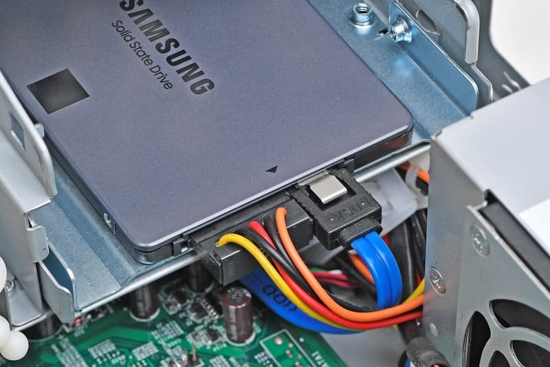 11.SATAケーブルと電源ケーブルを接続する。コネクタの向きを確認して、しっかり挿し込もう