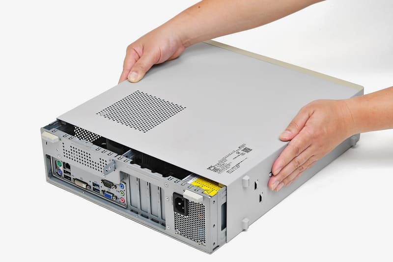 12.本体のカバーを戻して、電源ケーブルなど必要なものを接続。電源を入れて正しく起動するか確認しよう