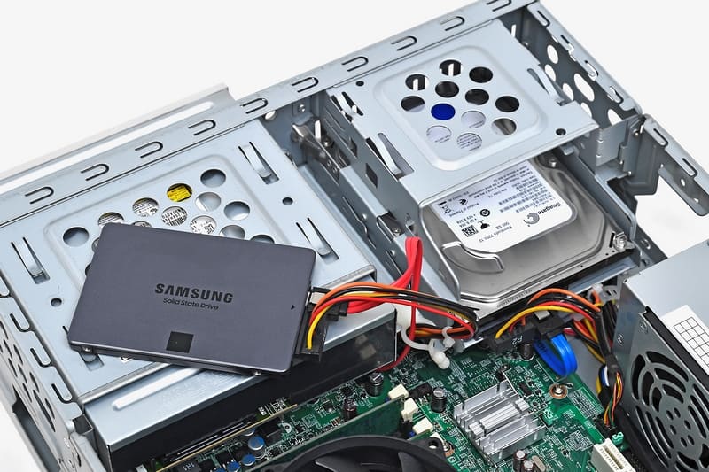 光学ドライブのSATAケーブルと電源ケーブルを一時的にSSD用として使ってクローニングする方法もある