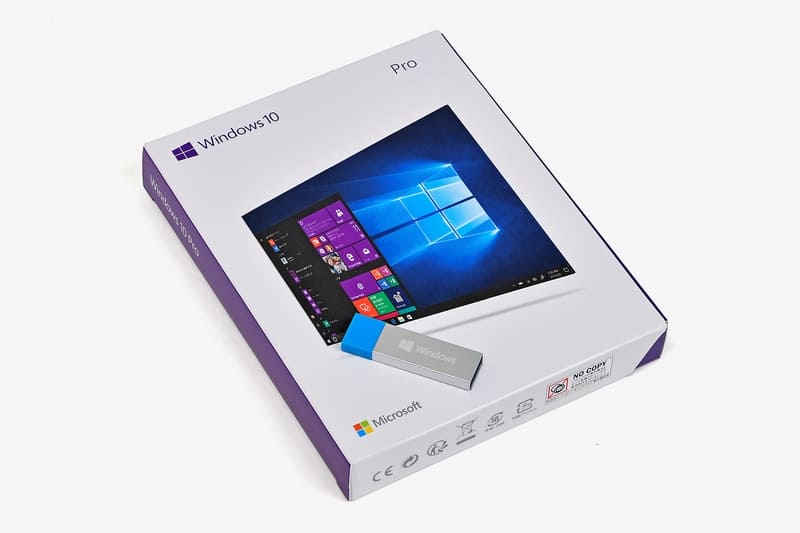 パッケージ版のWindows 10。インストールおよびアップグレードが可能なUSBメモリが付属する