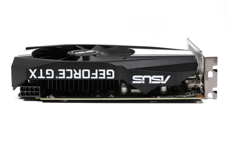 GPUクーラーは2スロット仕様。基板長174mmというコンパクトさもPH-GTX1660S-O6Gの特徴だ