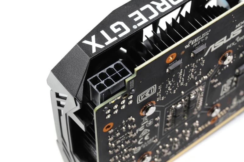 補助電源コネクタは8ピン1系統