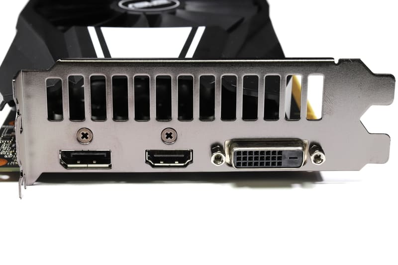 ディスプレイ出力端子。DisplayPort 1.4×1基、HDMI 2.0b×1基、DVI-D×1基