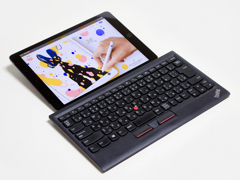 ThinkPad Keyboardを使って操作中