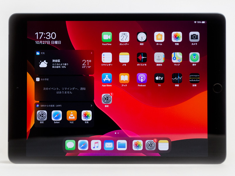 前面。ホームボタンを下にしたとき、中央上にFaceTimeカメラ、中央下にホームボタン。上下左右のフチの広さは第6世代と変わらない