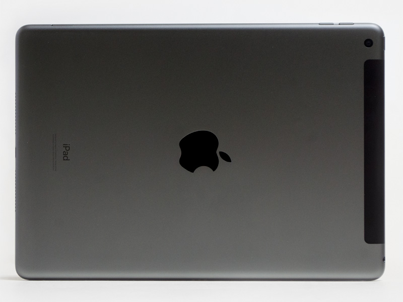 背面。ホームボタンを下にした時、左上に背面カメラ。黒い部分はアンテナ収容スペース