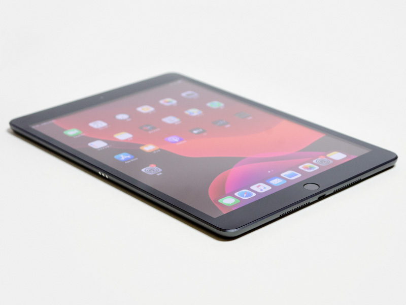 左/下側面。左側面にSmart Connector。下側面にLightningコネクタとスピーカー