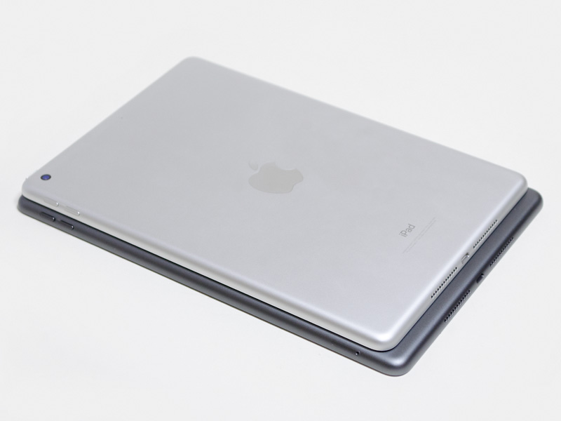 第6世代iPadとの比較。パネルサイズ分だけ大きくなっている。厚みは同じ