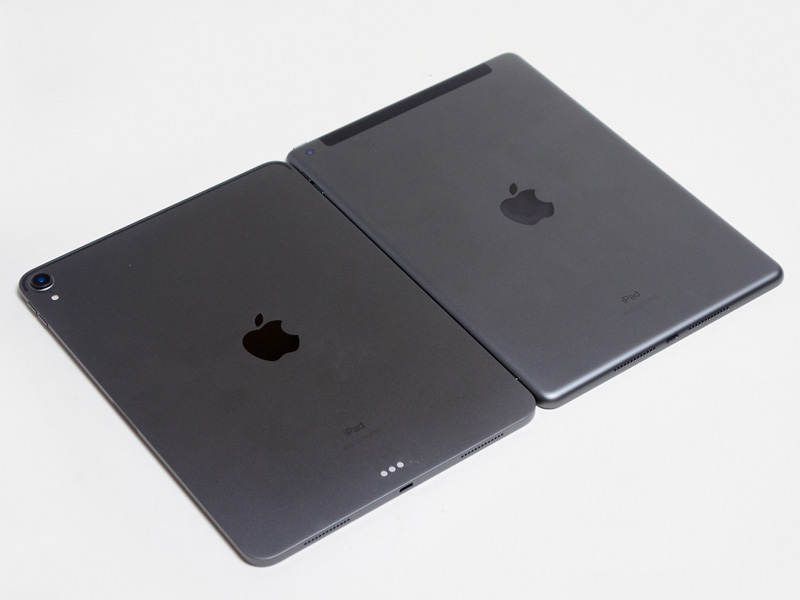 第7世代iPadと第3世代iPad Pro 11との比較。高さはほぼ同じだがiPad Pro 11の方が幅は広い