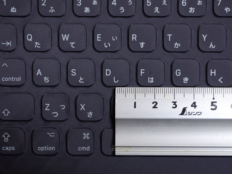 キーピッチ。実測で約18mm