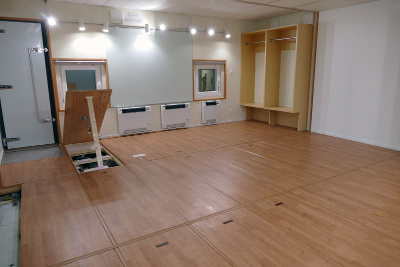 中の様子。おもな用途は食堂兼会議室