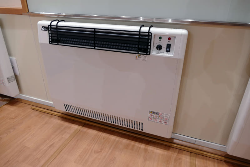 壁面のヒーターは発電量に応じて制御される。コントローラは床下