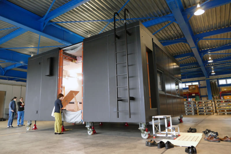 壁面が黒いのは太陽電池パネルに合わせたとのこと。熱吸収も多少は期待しているそうだ