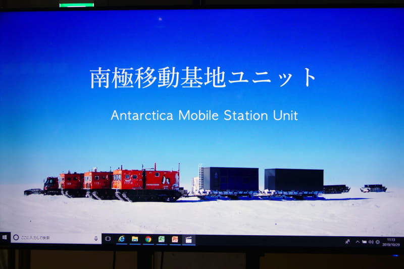 設置場所へは雪上車とそりで移動させる