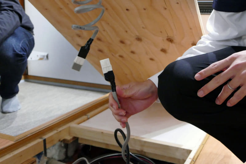 誰でも施工できるように電気線をカプラ化。コネクタをはめるだけですむ