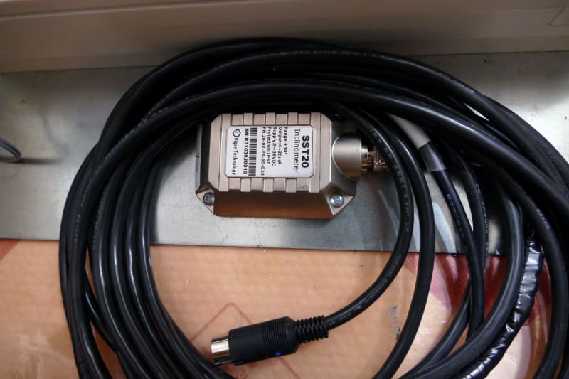 傾斜計。Z軸方向の多少の沈み込みは油圧ジャッキで自動調整する