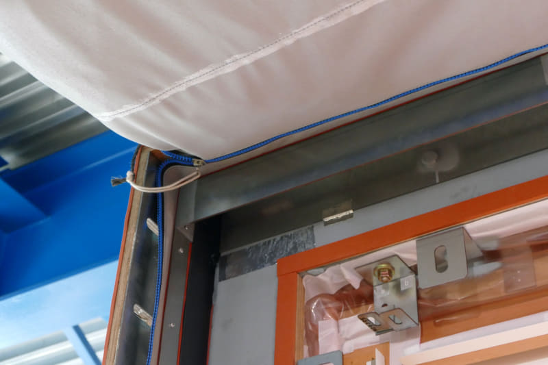 結合部には気密シートファスナーも活用。潜水服などにも用いられる特殊なファスナー。YKK製