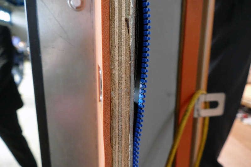 ボルトで締めるだけで気密性が確保できる