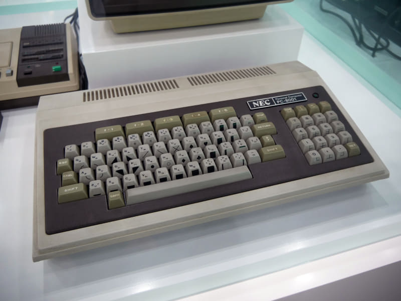 PC-8001本体。本体とキーボードは一体型だ