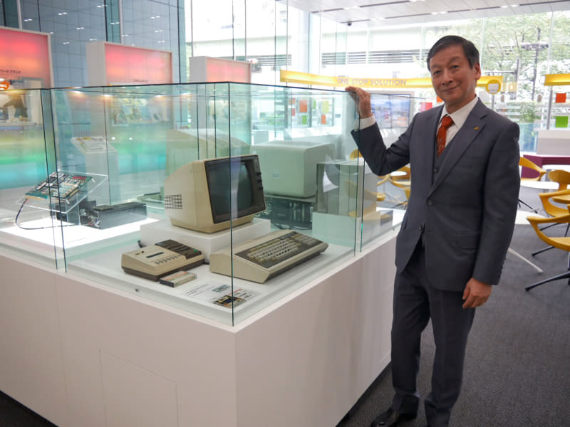 本社コンセプトギャラリーに展示された歴史的PCと大塚商会の大塚裕司社長