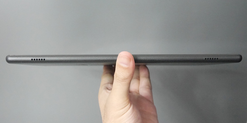 スピーカーは画面を横向きにした場合に左右に分かれる合理的な配置。音は聴き比べるとすぐわかるほど違いがある