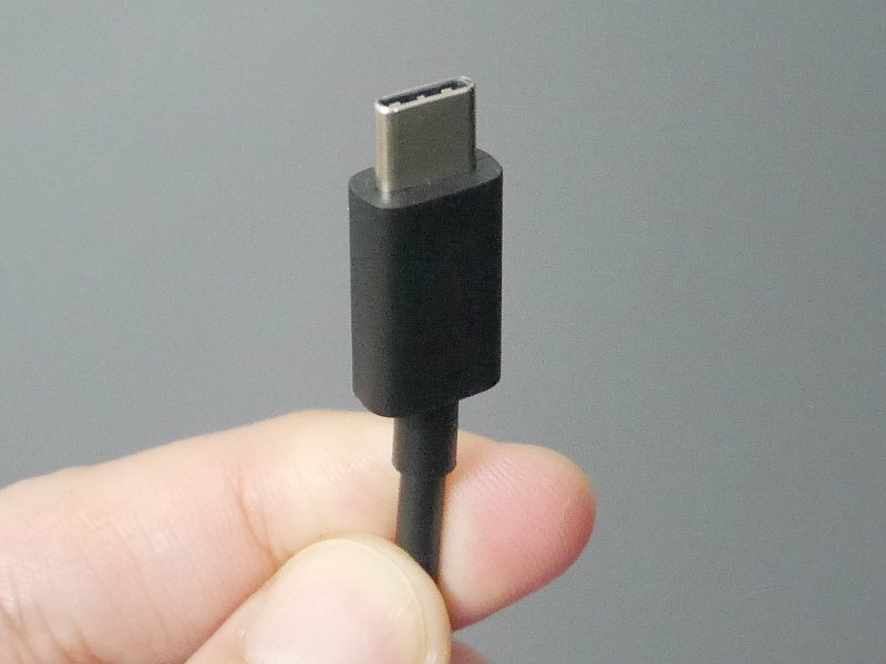 ケーブルはUSB Type-Cに変更されている。両端Type-Cではなく一方はType-Aの、いわゆるA-Cタイプ