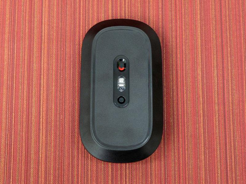 底面は共通。上から電源スイッチ、センサー部、解像度切り替えボタン