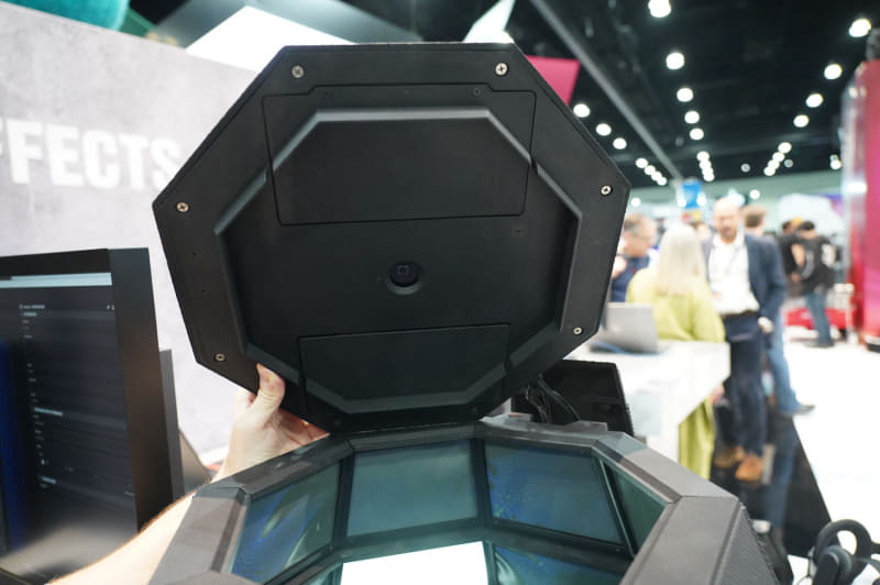 上部にある蓋が開く形