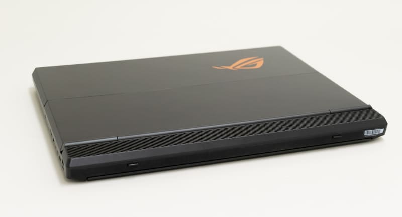 本体を出して背面のキックスタンドを展開すると自立する。巨大なSurfaceのようなものだ