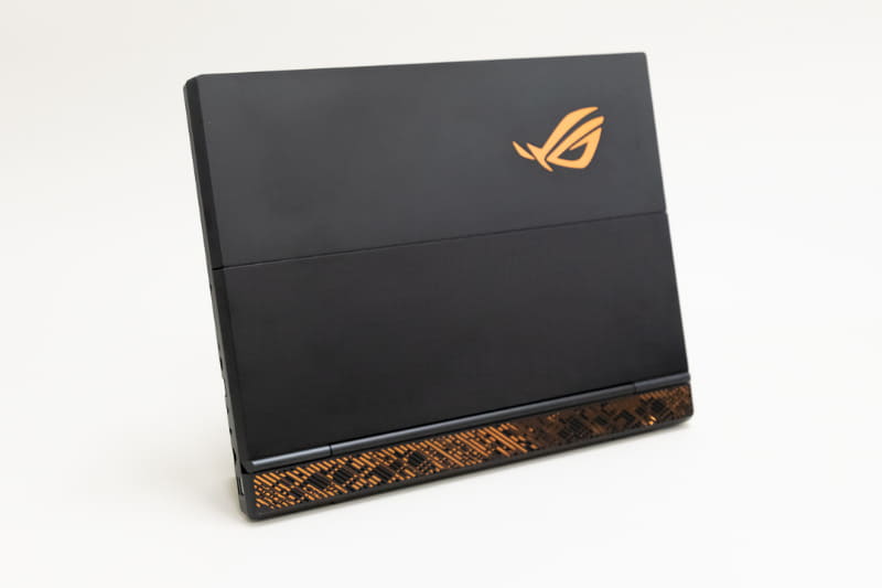 本体を出して背面のキックスタンドを展開すると自立する。巨大なSurfaceのようなものだ