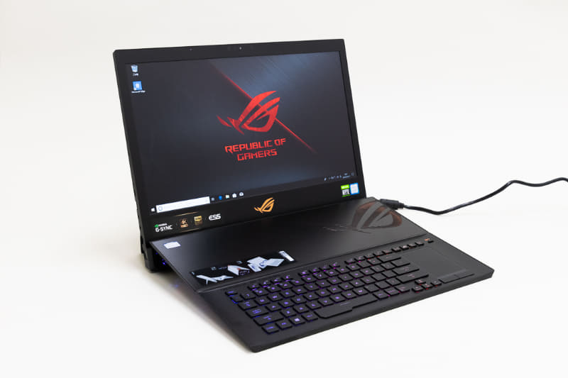 キーボード部を展開し、ACアダプタを接続すればセットアップ終了。フルパワーでゲームをするならACアダプタは2基接続すべきだが、ケーブルの取り回しがやや難しい。軽く3DMarkを回す程度なら1台でも十分だろう